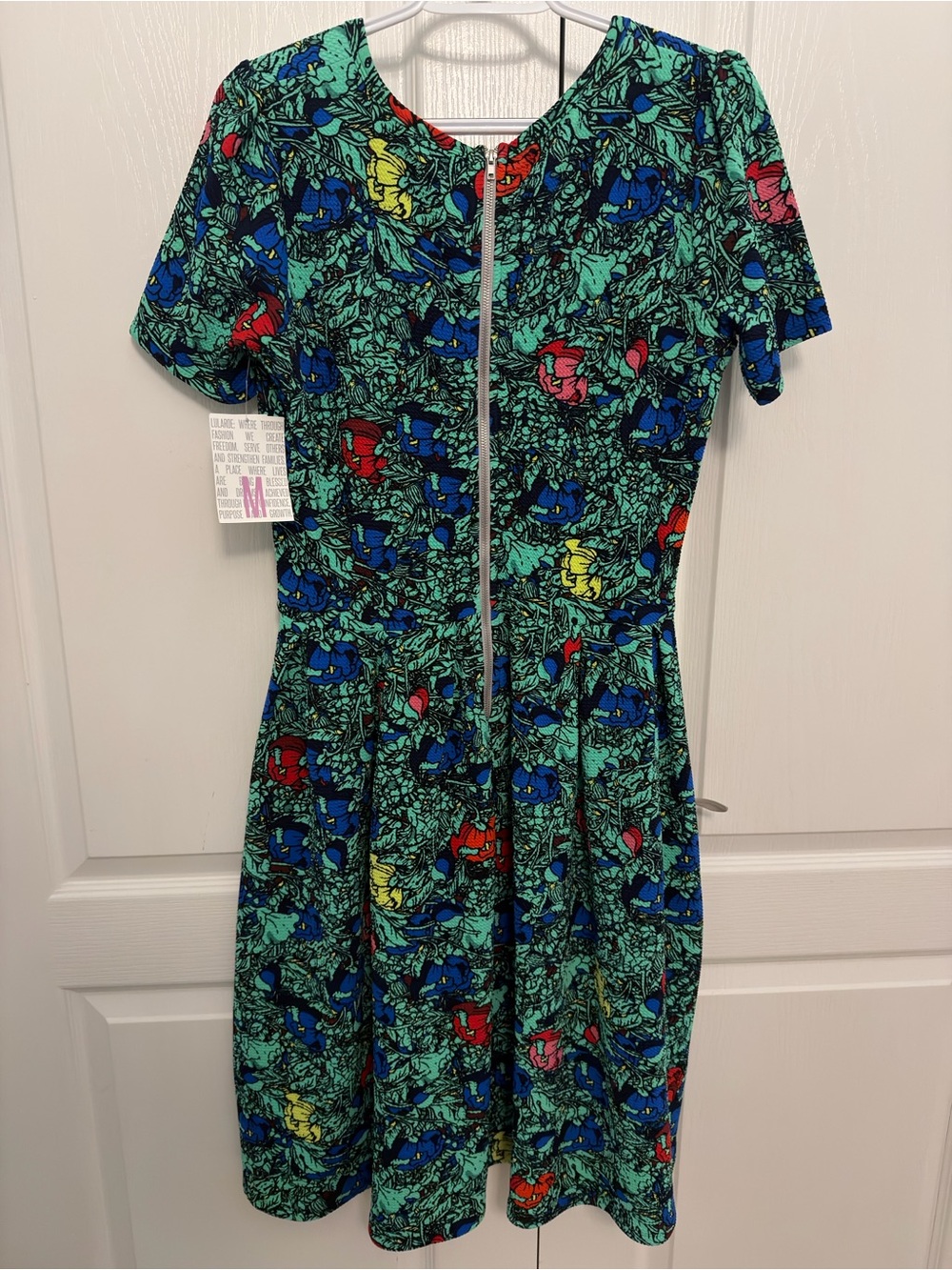 Women LULAROE AMELIA Bright Floral Dress. Pockets. Zipped back. Knee length. New